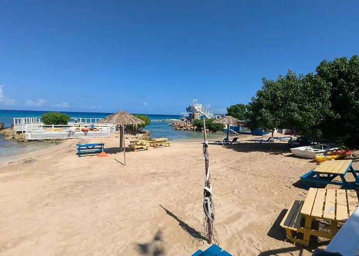 Sojo's Sandy Toes Santuary * Runaway Bay